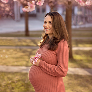 gravid kvinna under blommande körsbärsträd